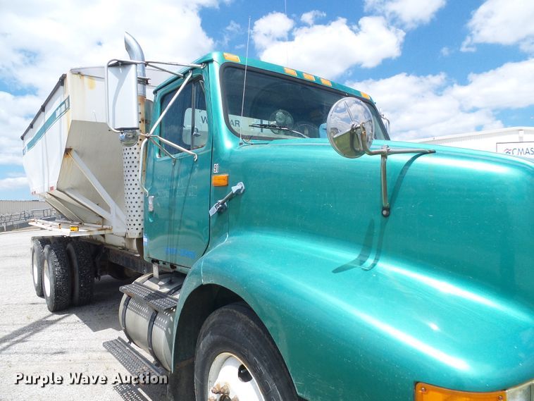 image for item DI0557 1997 International 8200 tender truck