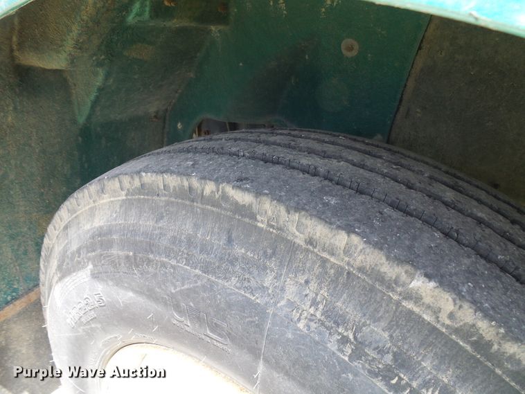 image for item DI0557 1997 International 8200 tender truck