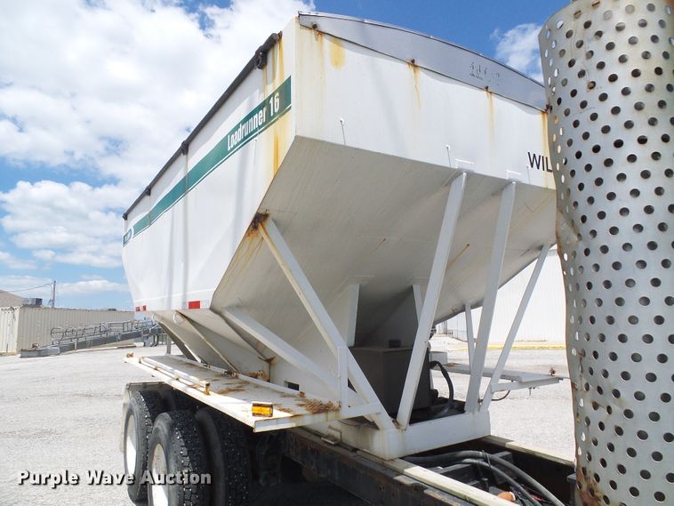 image for item DI0557 1997 International 8200 tender truck