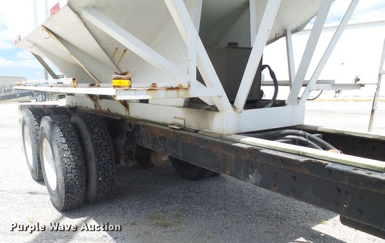 image for item DI0557 1997 International 8200 tender truck