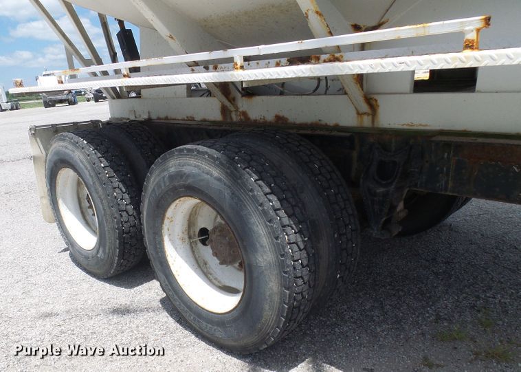 image for item DI0557 1997 International 8200 tender truck