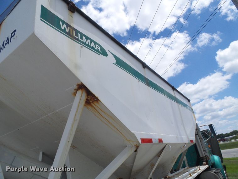 image for item DI0557 1997 International 8200 tender truck