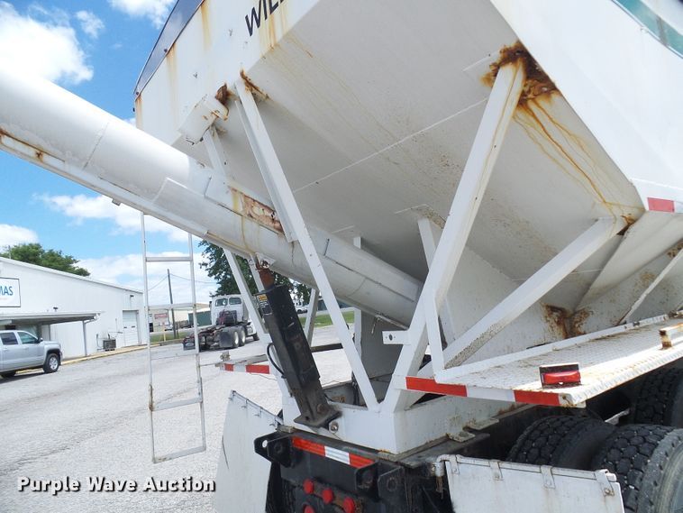 image for item DI0557 1997 International 8200 tender truck