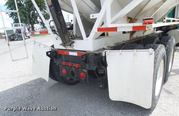 image for item DI0557 1997 International 8200 tender truck