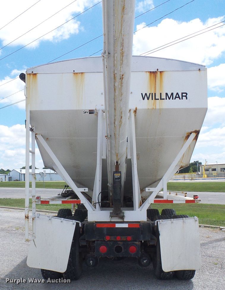 image for item DI0557 1997 International 8200 tender truck