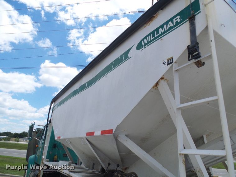 image for item DI0557 1997 International 8200 tender truck