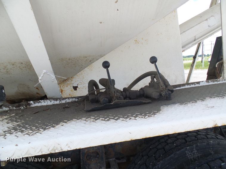 image for item DI0557 1997 International 8200 tender truck