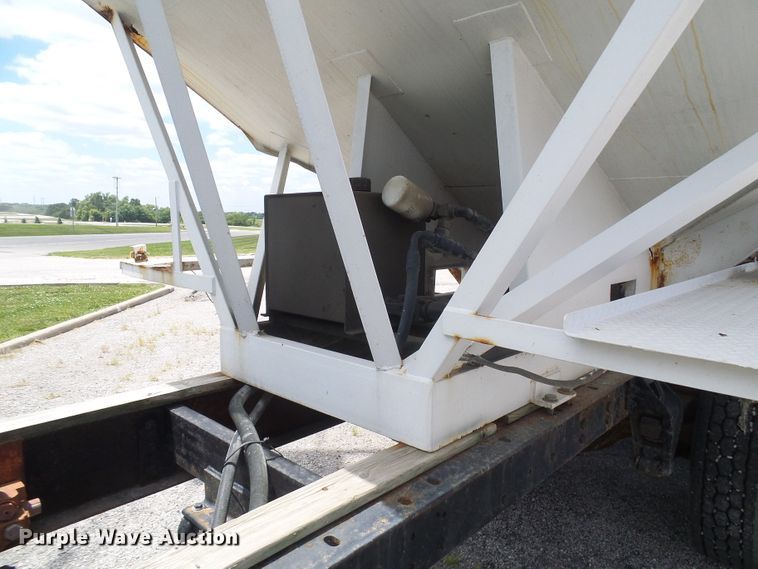 image for item DI0557 1997 International 8200 tender truck