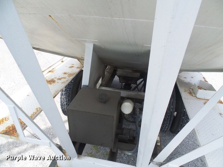 image for item DI0557 1997 International 8200 tender truck