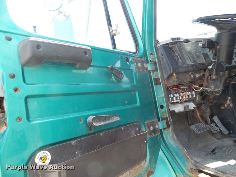 image for item DI0557 1997 International 8200 tender truck