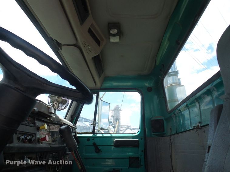 image for item DI0557 1997 International 8200 tender truck