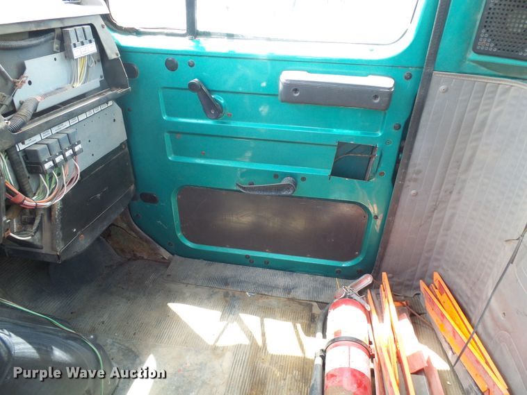 image for item DI0557 1997 International 8200 tender truck