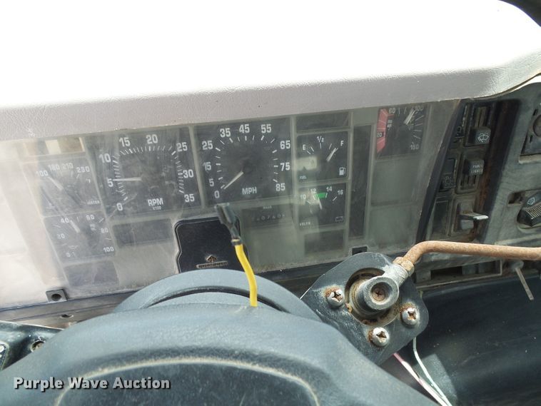 image for item DI0557 1997 International 8200 tender truck