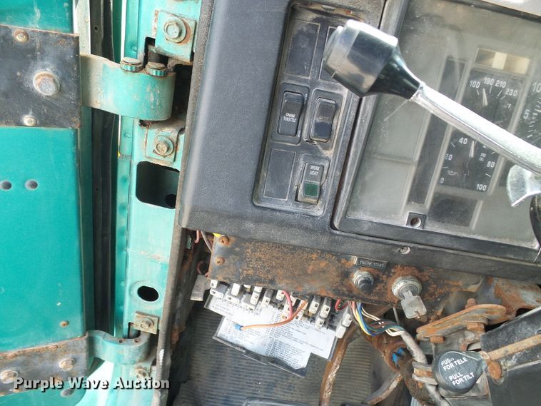 image for item DI0557 1997 International 8200 tender truck