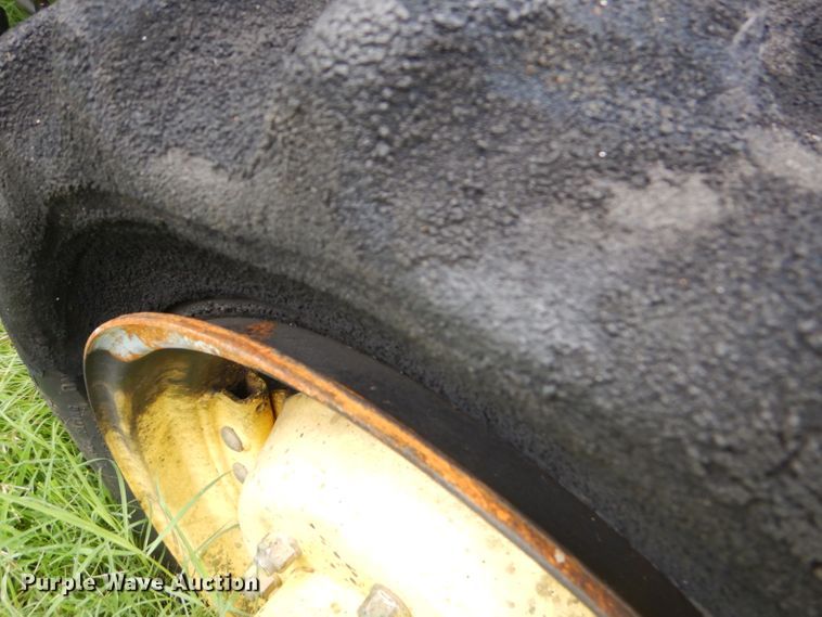 image for item ED9467 2011 John Deere 5065E tractor