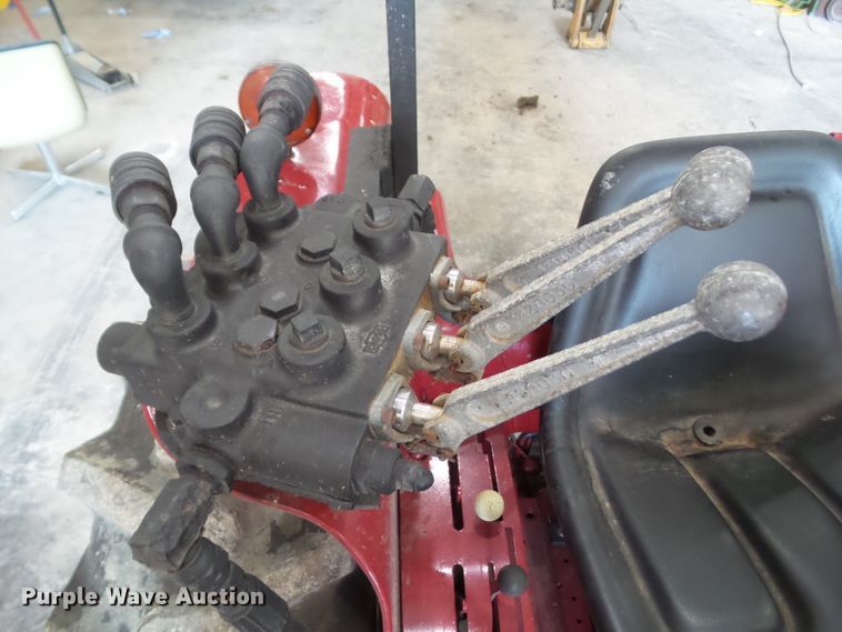 image for item EM9781 1989 Case IH 385 tractor