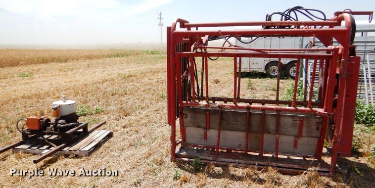 image for item FY9513 Livestock squeeze chute