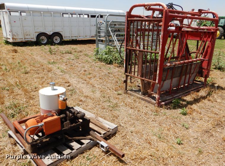 image for item FY9513 Livestock squeeze chute