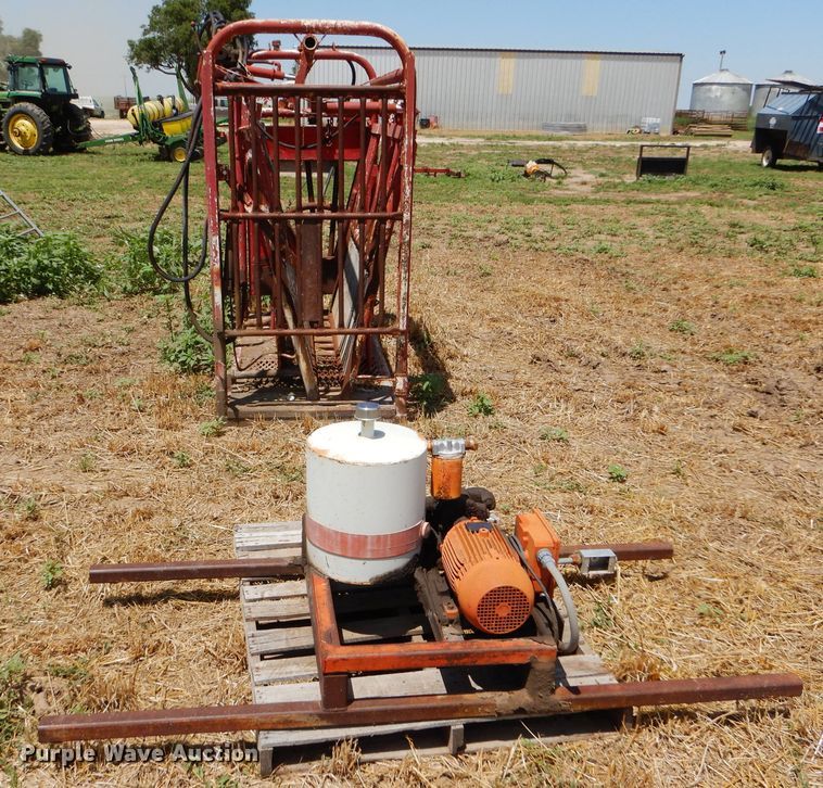 image for item FY9513 Livestock squeeze chute