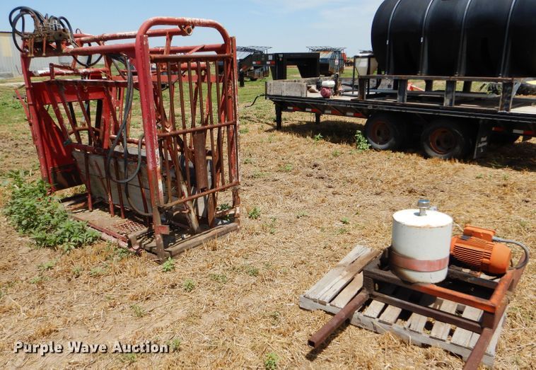 image for item FY9513 Livestock squeeze chute