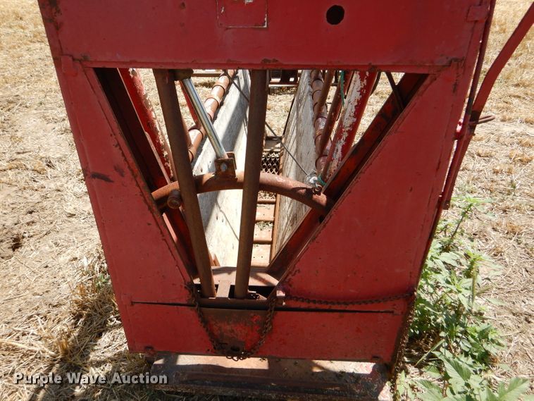 image for item FY9513 Livestock squeeze chute