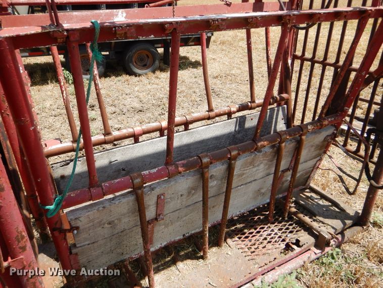 image for item FY9513 Livestock squeeze chute