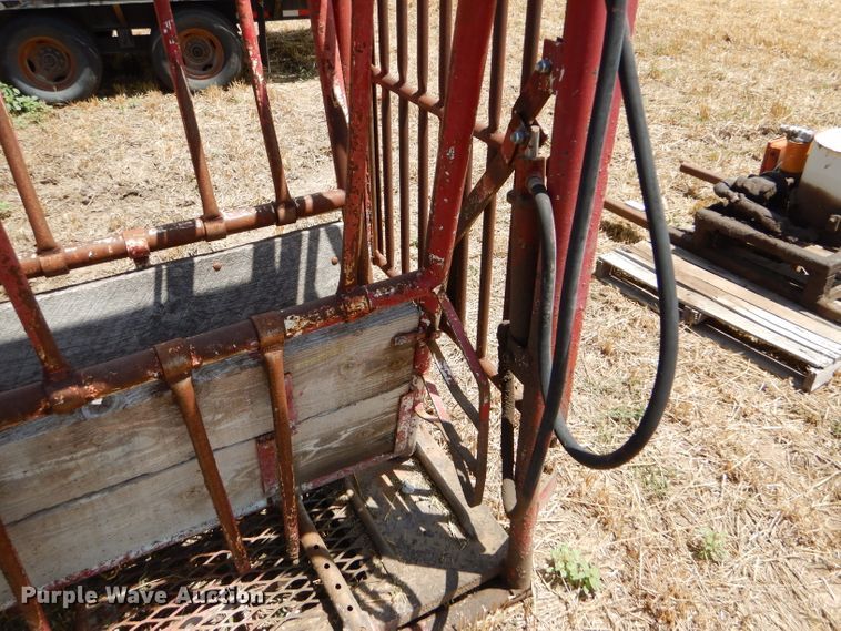 image for item FY9513 Livestock squeeze chute