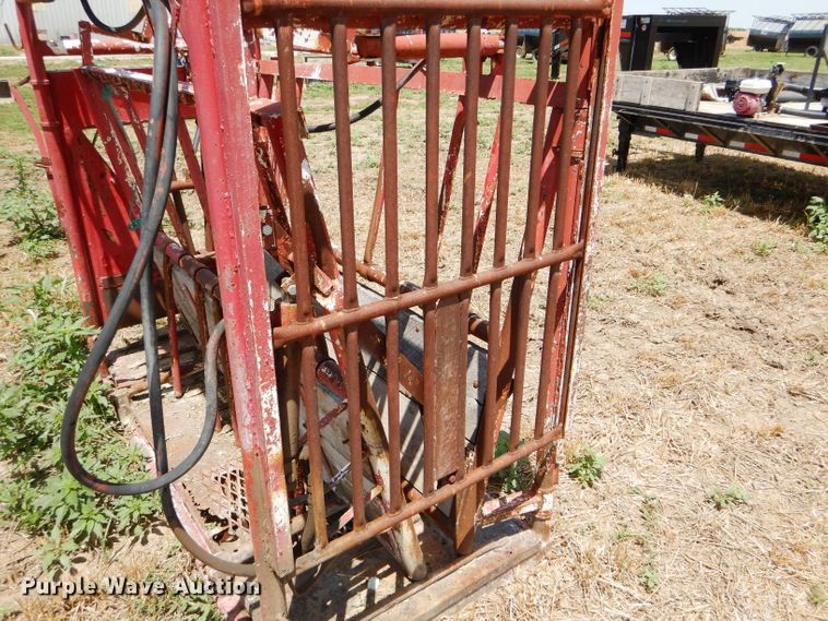 image for item FY9513 Livestock squeeze chute
