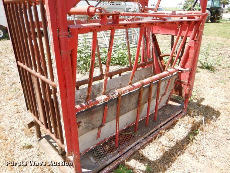 image for item FY9513 Livestock squeeze chute