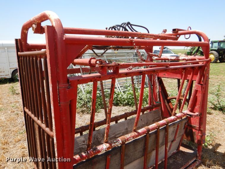 image for item FY9513 Livestock squeeze chute
