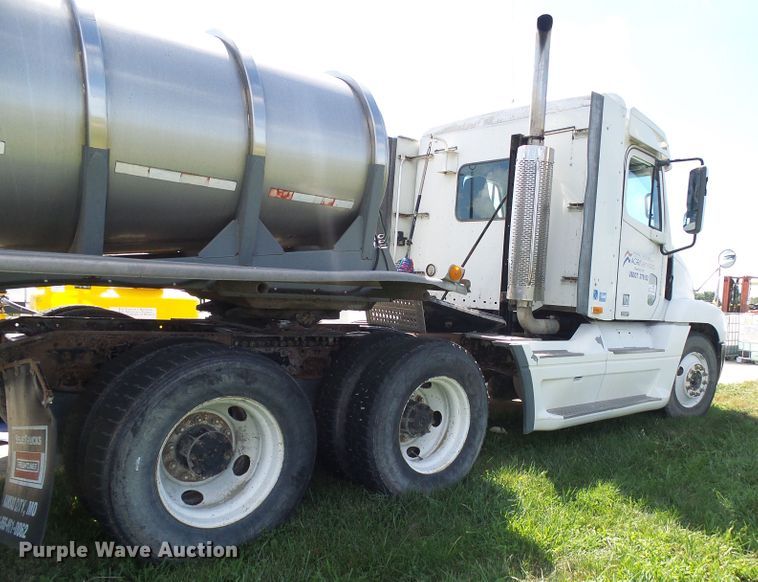 image for item DB2249 2000 Freightliner Century Class semi truck