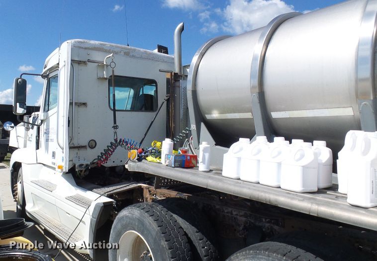 image for item DB2249 2000 Freightliner Century Class semi truck