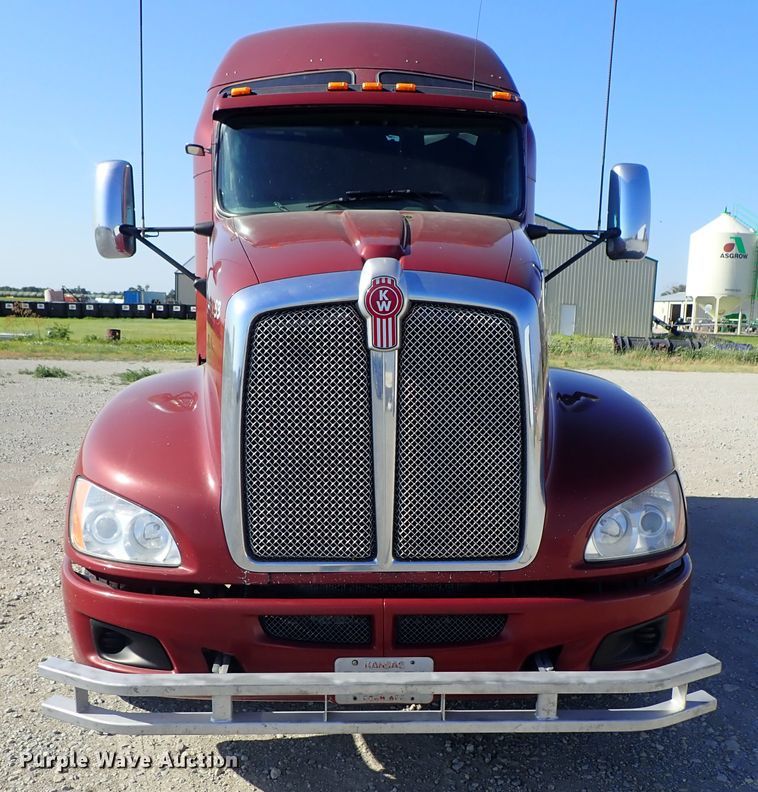 image for item DE5470 2012 Kenworth T660 semi truck