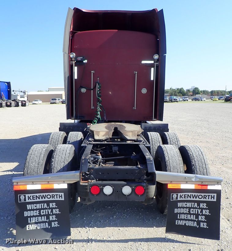 image for item DE5470 2012 Kenworth T660 semi truck