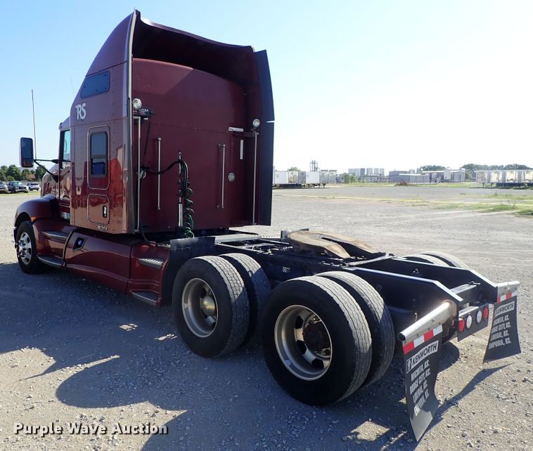 image for item DE5470 2012 Kenworth T660 semi truck
