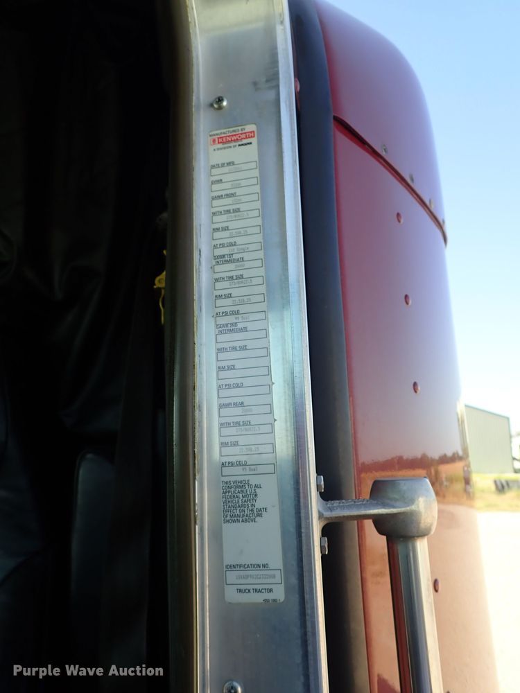 image for item DE5470 2012 Kenworth T660 semi truck