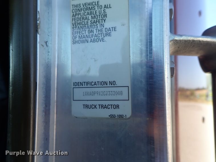 image for item DE5470 2012 Kenworth T660 semi truck