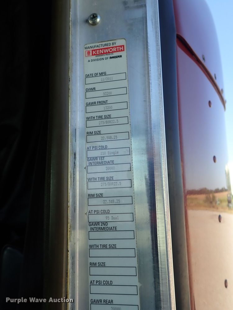 image for item DE5470 2012 Kenworth T660 semi truck