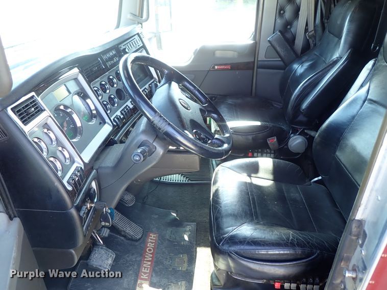 image for item DE5470 2012 Kenworth T660 semi truck