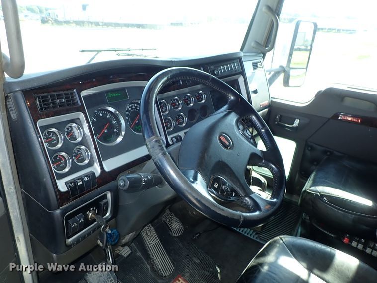 image for item DE5470 2012 Kenworth T660 semi truck