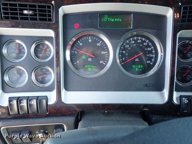 image for item DE5470 2012 Kenworth T660 semi truck