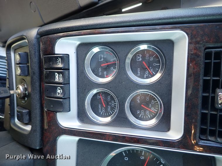 image for item DE5470 2012 Kenworth T660 semi truck