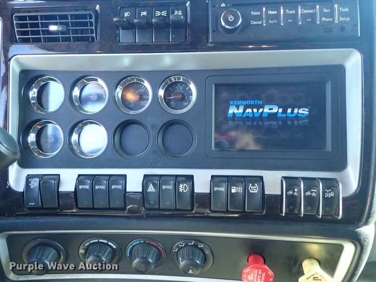 image for item DE5470 2012 Kenworth T660 semi truck