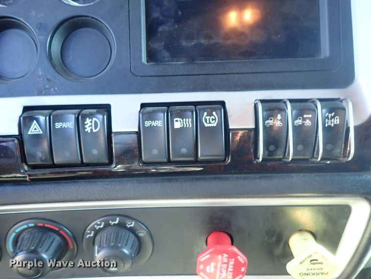 image for item DE5470 2012 Kenworth T660 semi truck