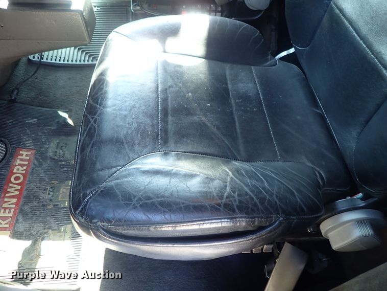 image for item DE5470 2012 Kenworth T660 semi truck