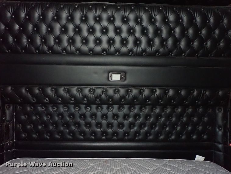 image for item DE5470 2012 Kenworth T660 semi truck