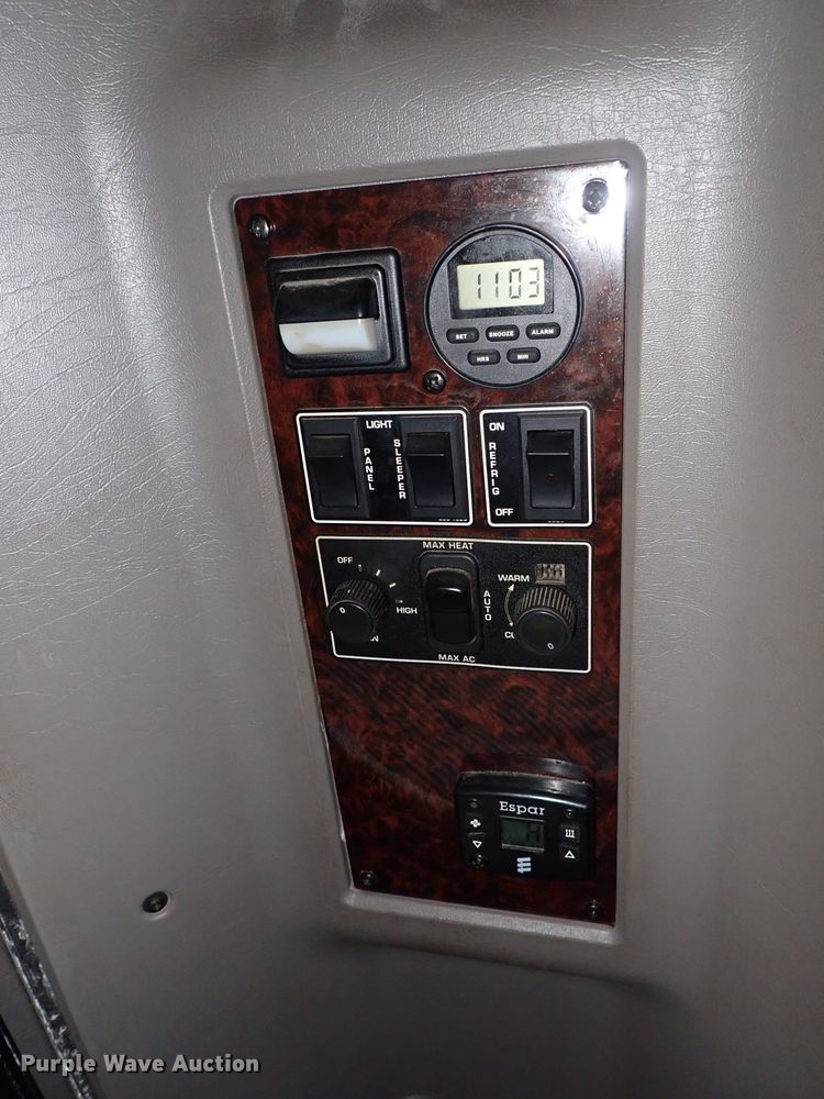 image for item DE5470 2012 Kenworth T660 semi truck