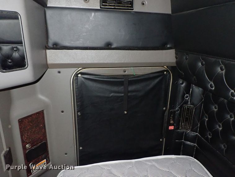 image for item DE5470 2012 Kenworth T660 semi truck