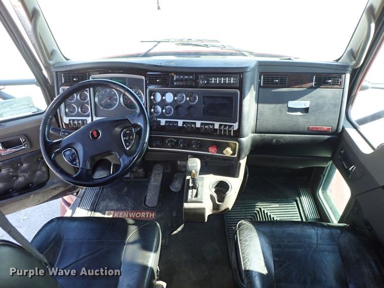 image for item DE5470 2012 Kenworth T660 semi truck