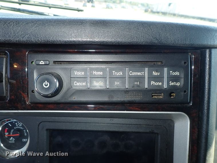 image for item DE5470 2012 Kenworth T660 semi truck